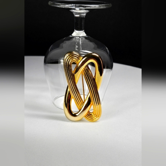 Gold Knot Brooch Pin - Picture 11 of 17